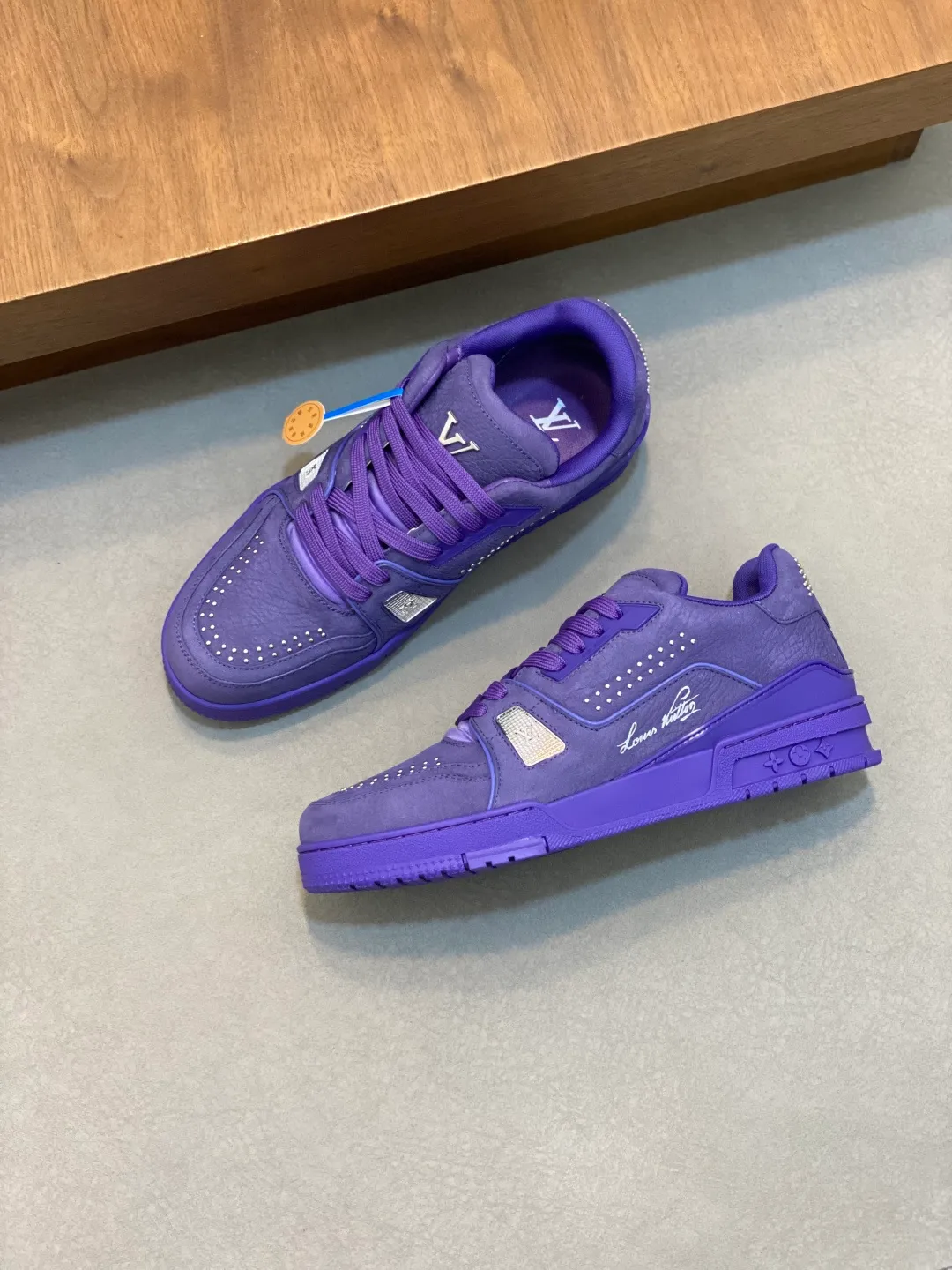 Men's men's shoes 💰820 Lujia New Color Men's 🧍‍♂️trainer sneakers, this LV Trainer sneaker is made of soft grained calfskin, showing pure tones, the #54 logo on the back traces the brand's birth in 1854, the designer's handwritten brand logo embellishes one side, designed by Virgil Abloh himself, a very commemorative sneaker, the new LV Louis Vuitton louis vuitton trainer sneaker low casual sports culture versatile basketball sneakers Size: 35-46 (customized for women 40, men 46)